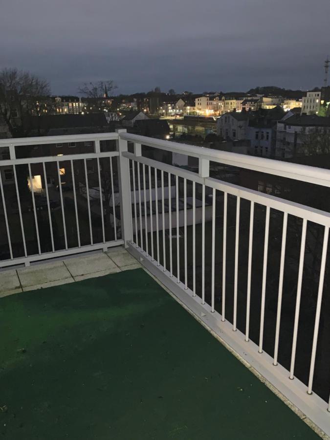 Sudstadt-Fewo Mit Grossem Balkon Nahe City Und Meer - Uber Den Dachern Von Whv Wilhelmshaven Exterior photo